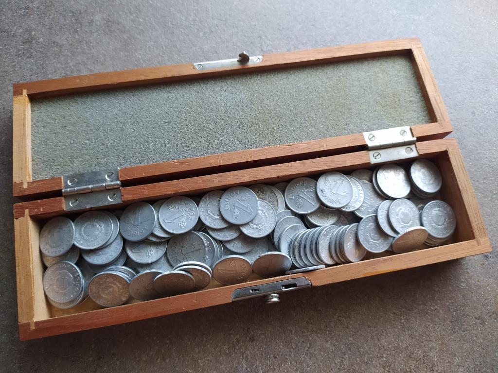Régi 1 Forintos érmék fa dobozban