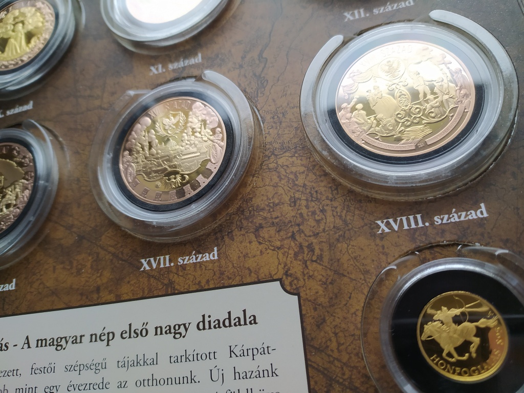Magyar Századok kollekció aranyozott réz emlékérmek 35mm 17g és egy kis aranyérem