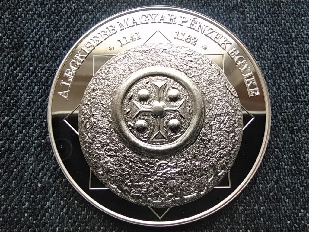 A magyar nemzet pénzérméi A legkisebb magyar pénzek egyike 1141-1162 .999 ezüst