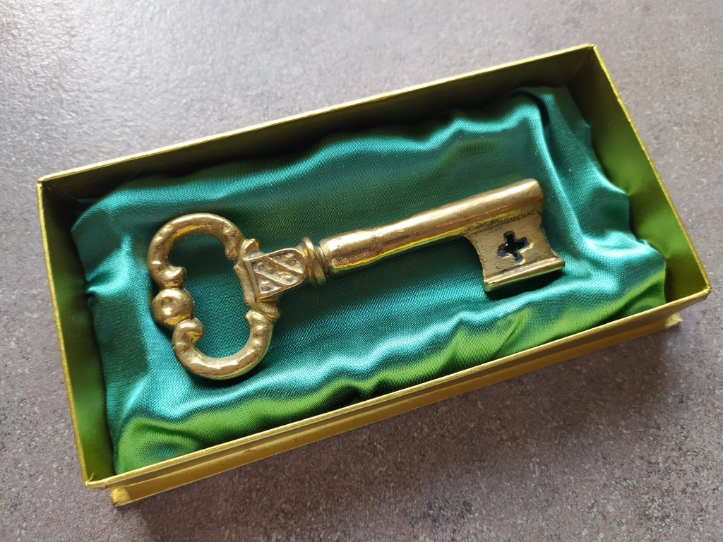 Sárgaréz kulcs díszdobozban 82g 11cm